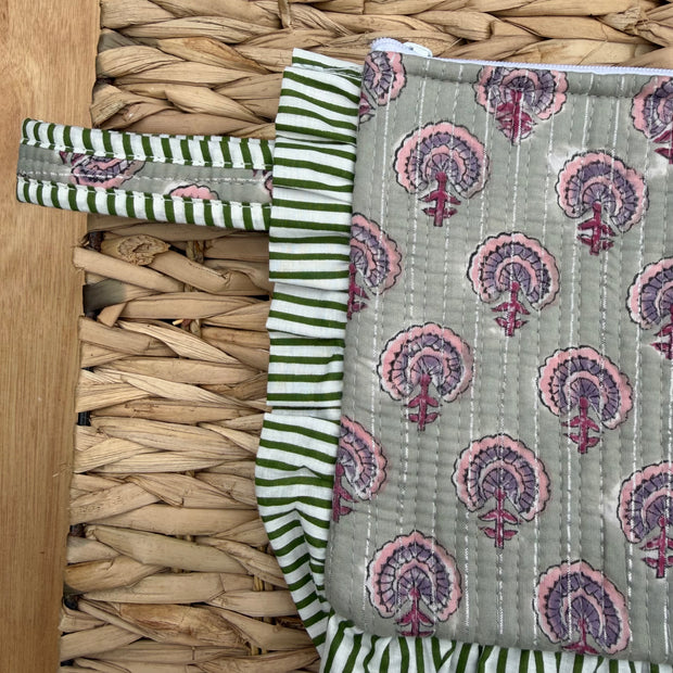 Quilted Ruffle pouch 08