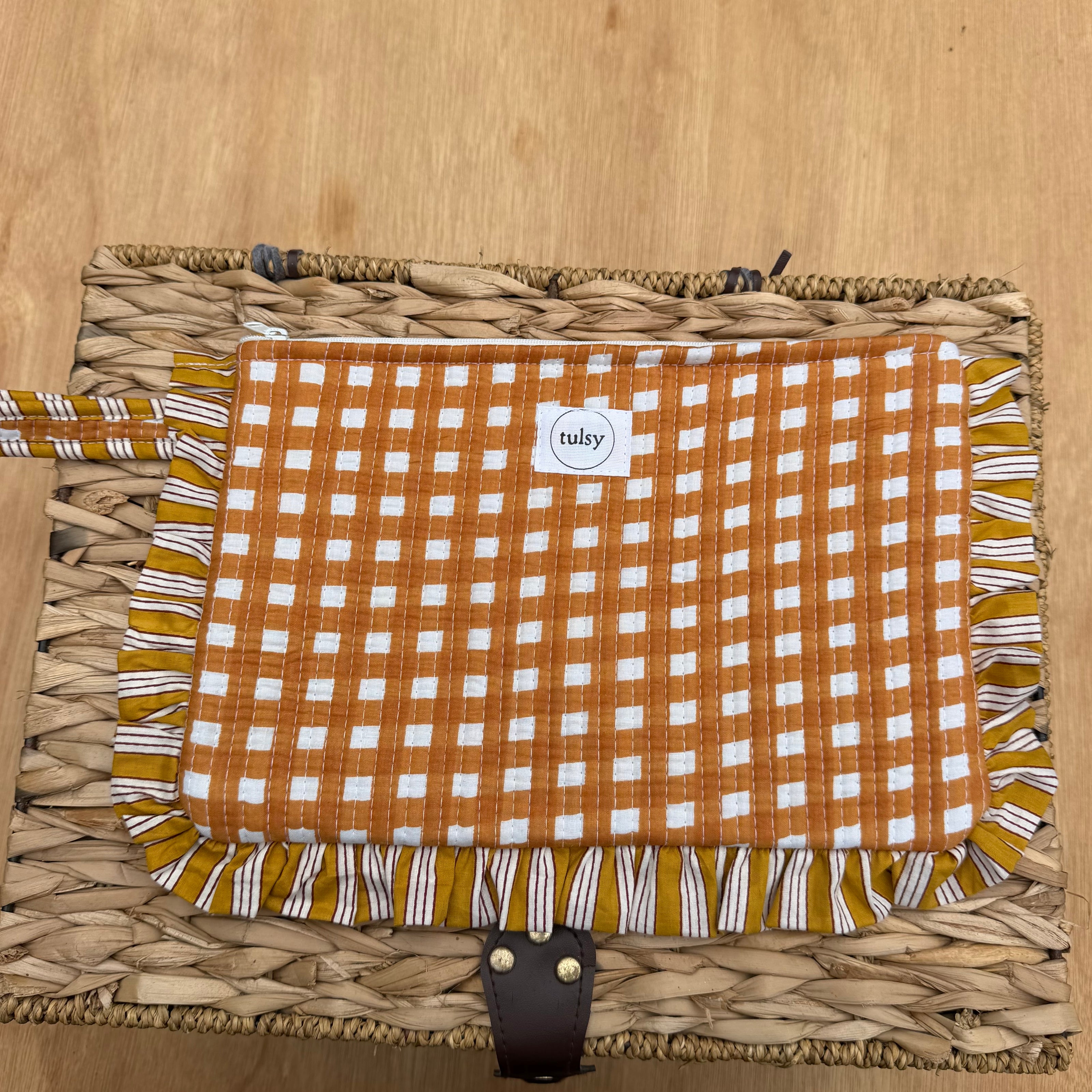 Quilted Ruffle pouch 02