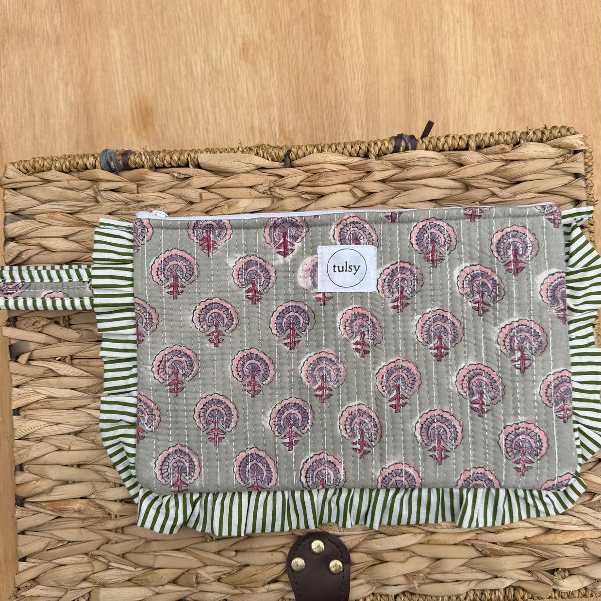 Quilted Ruffle pouch 08
