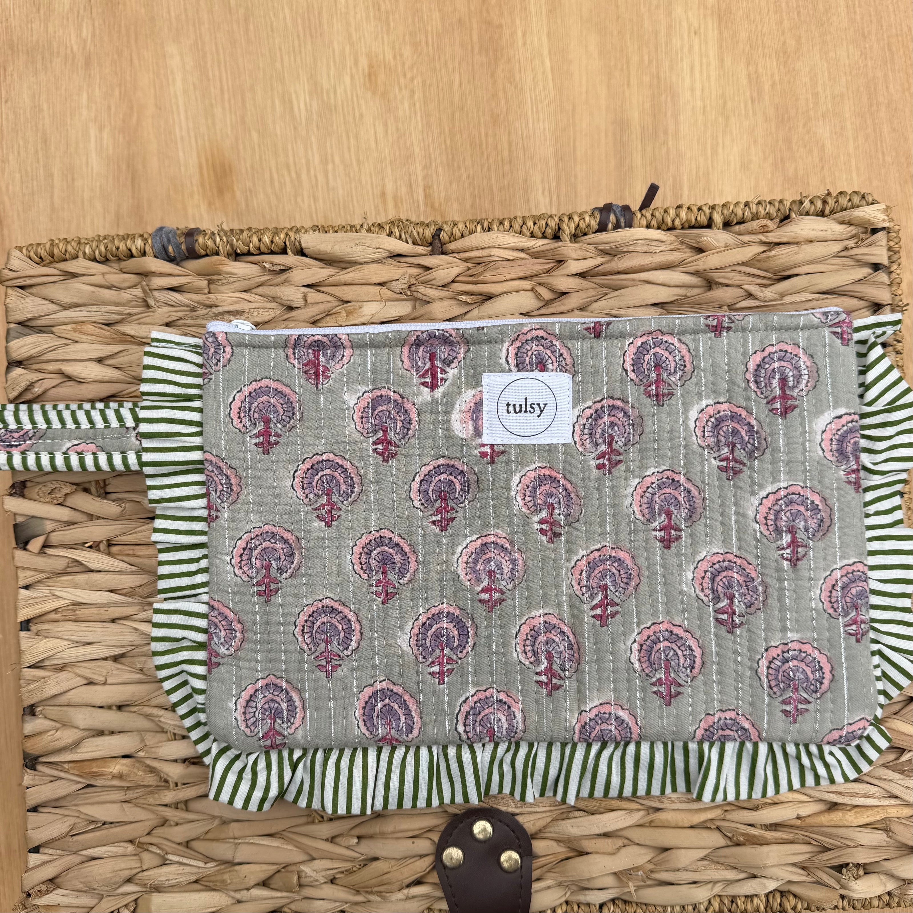 Quilted Ruffle pouch 08