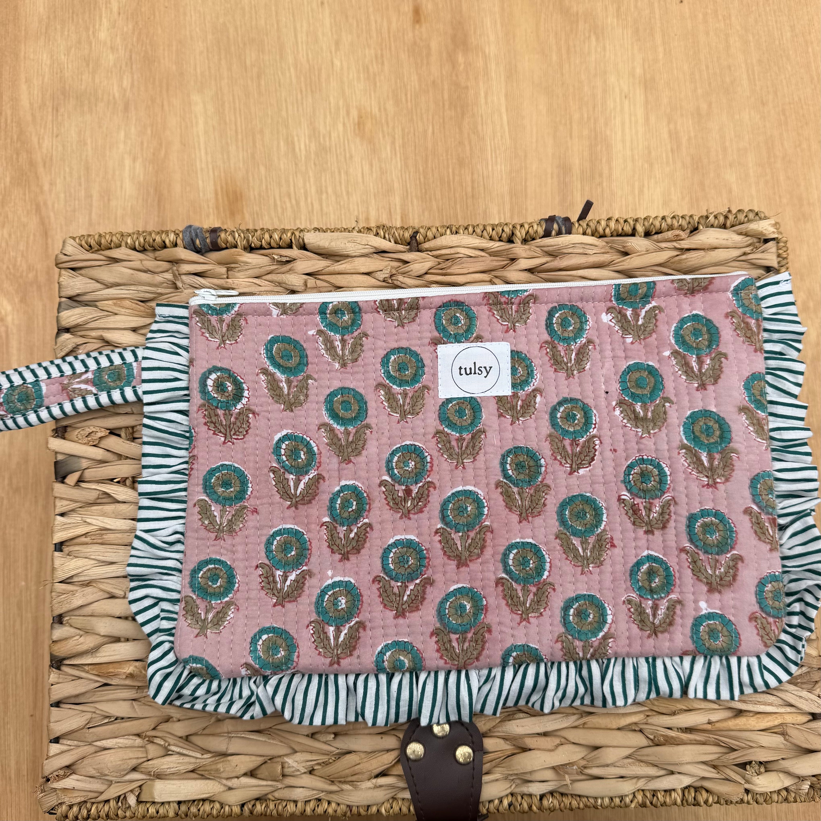 Quilted Ruffle pouch 03