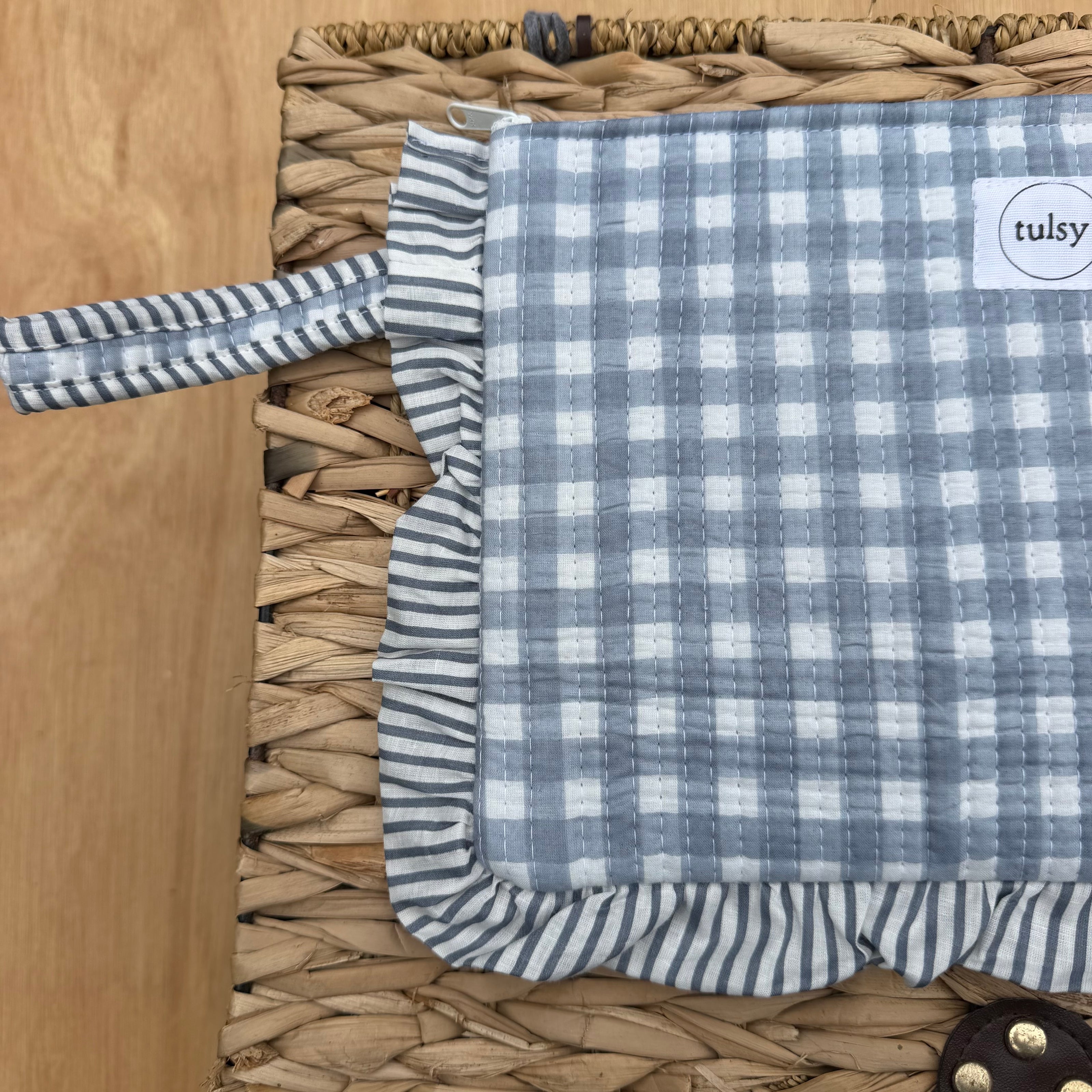 Quilted Ruffle pouch 06