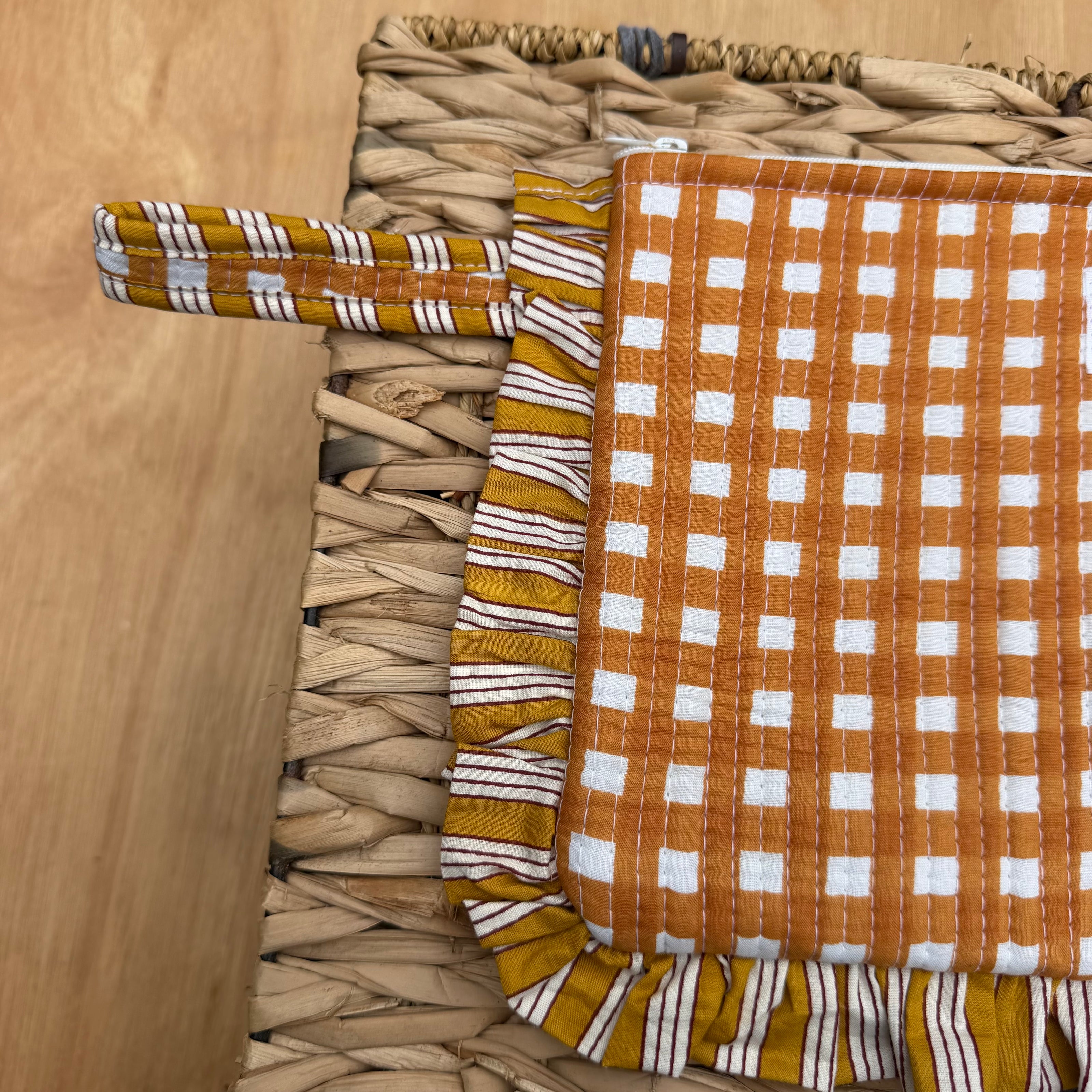 Quilted Ruffle pouch 02