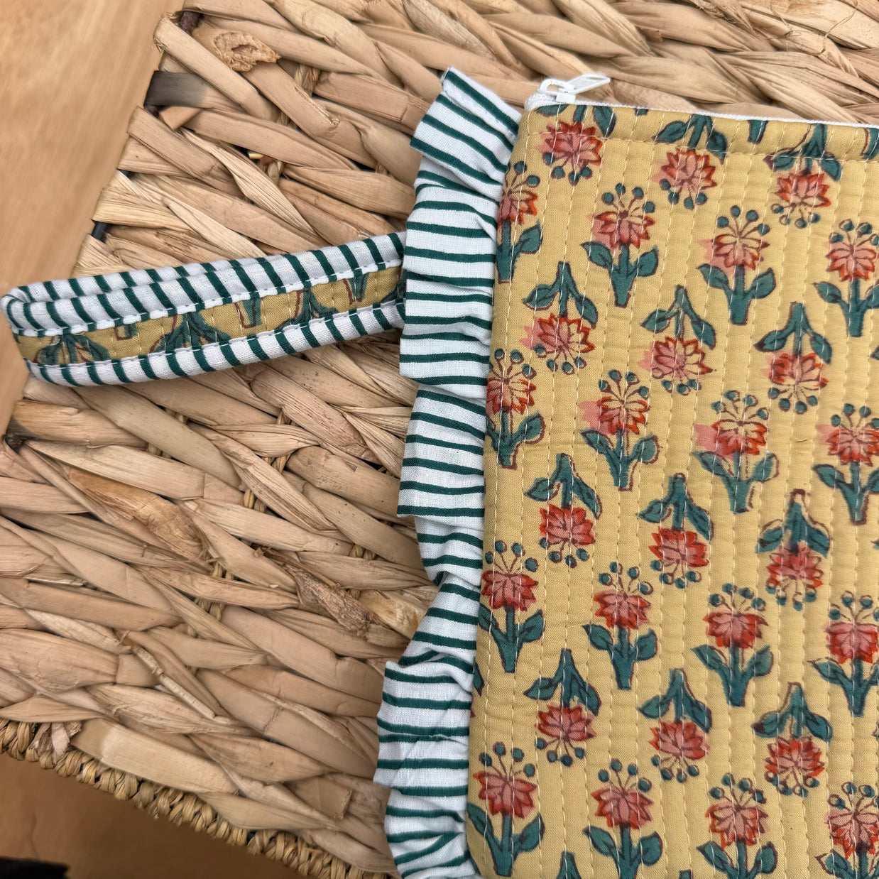 Quilted Ruffle pouch 05