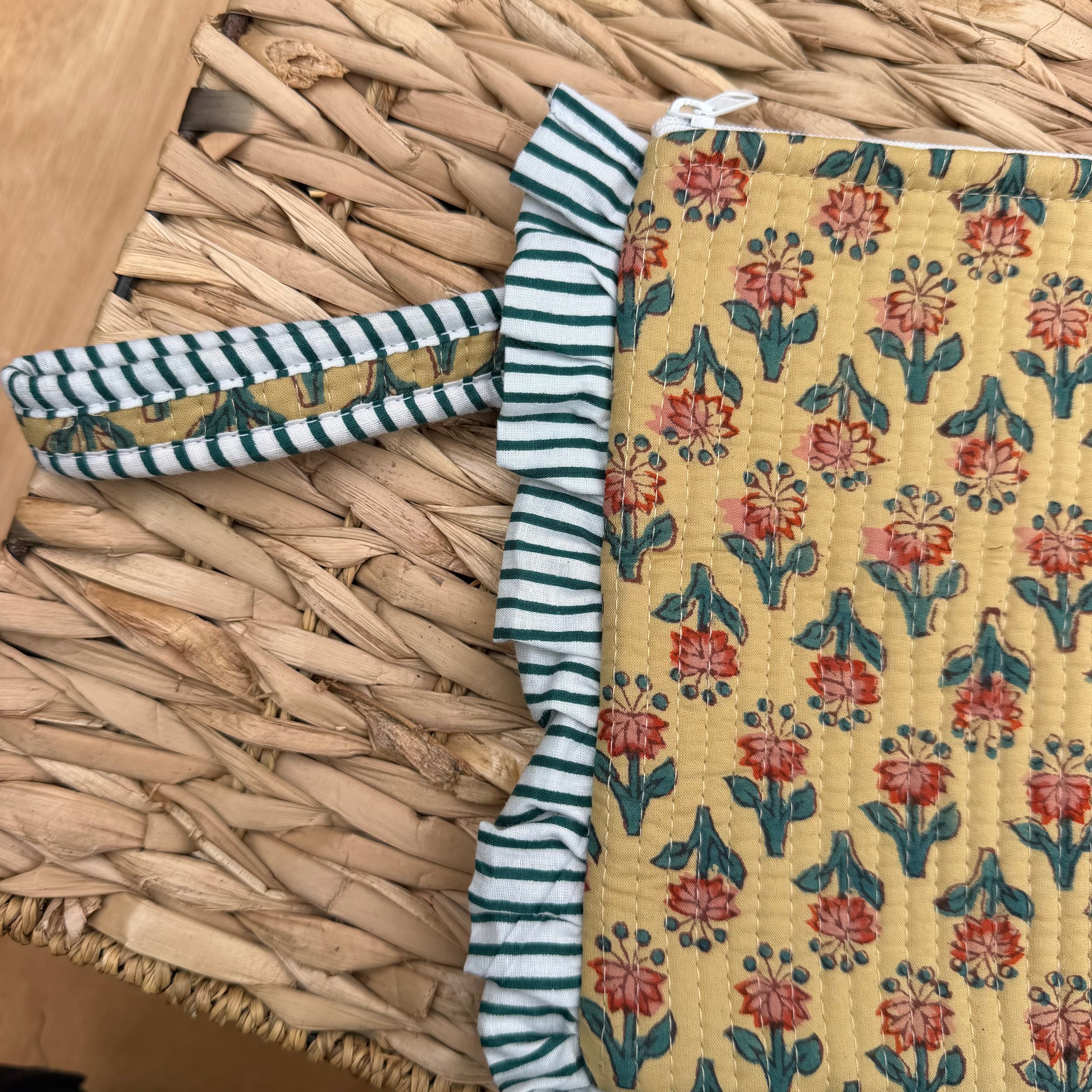 Quilted Ruffle pouch 05