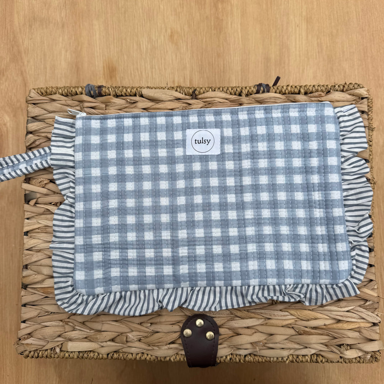 Quilted Ruffle pouch 06